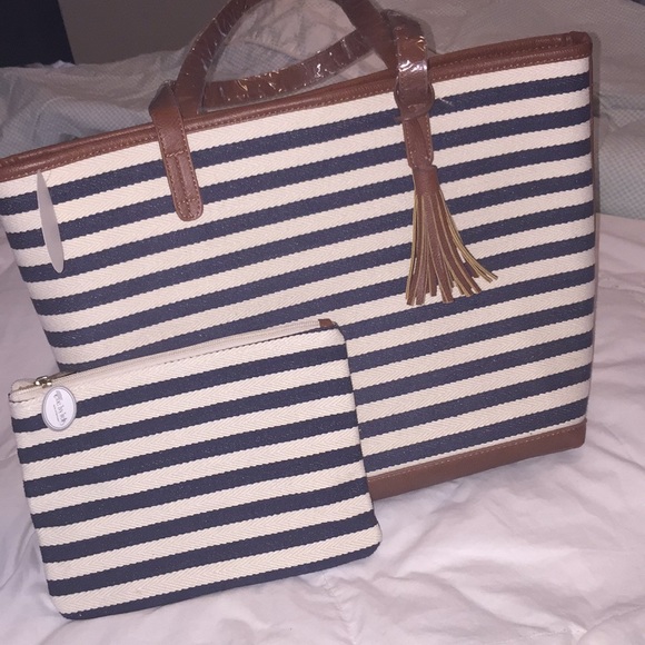 Over the shoulder bag with zippers makeup bag. - Picture 1 of 2